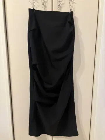 블랙 드레이프 타이트 스커트 슬릿