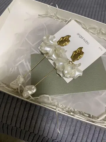 SASSY 화이트 꽃 모티브 귀걸이