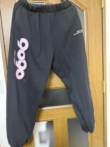 9090 OG 로고 패치 스웨트 팬츠