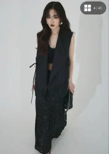 ANDREA&Co 이질적인 소재의 믹스 테크 베스트, 스팽글 맥시 스커트