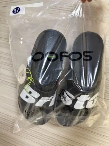 새상품 FCRB 우포스 콜라보 샌들 OOFOS
