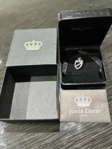 새상품급 갤러리가 있는 Justin Davis 쉴드 펜던트