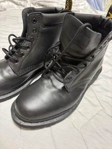 Dr.Martens 블랙 가죽 부츠 미드 컷
