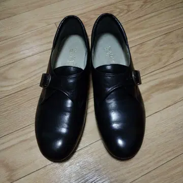 기쿠치 타케오 스트랩이 달린 블랙 펌프스