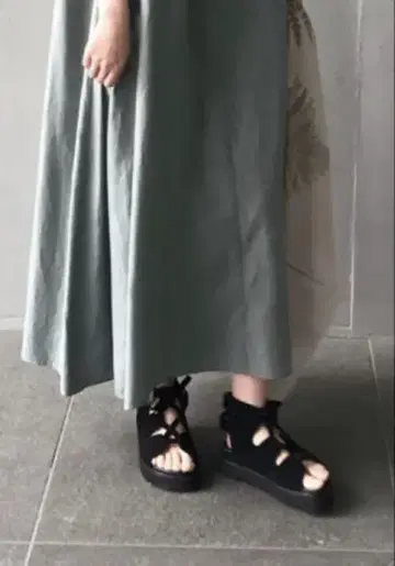 레킵 스웨이드 하이컷 샌들 블랙 이나바 요시에