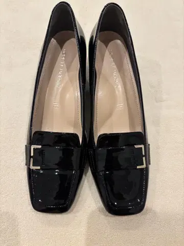 에나멜 블랙 플랫 슈즈