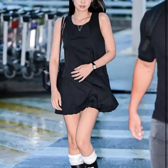 Jennie着用 AMOMENTO VOLUME MINI DRESS 韓国 AMOMENTO | 아모멘토 Amomento Volume Mini Dress worn by
