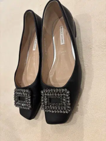 비쥬가 달린 블랙 스퀘어토 신발