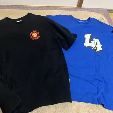 블랙 로고 티셔츠와 파랑 LA 티셔츠