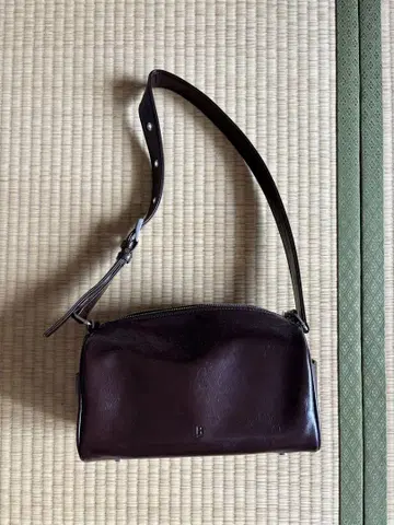 다크 브라운 가죽 숄더백