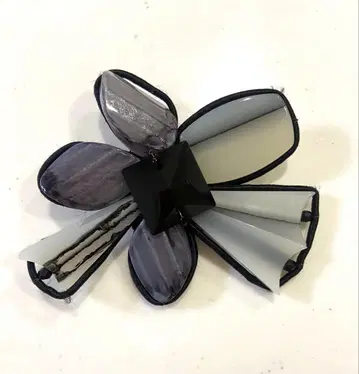 Armani 꽃 모티브 브로치 그레이/블랙