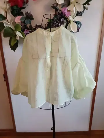 느긋한 연한 레몬 민트 컬러, 벌룬 슬리브 셔츠, 오버 블라우스