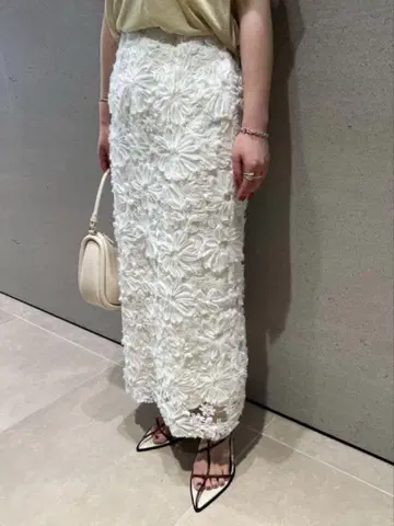 Mila Owen 시어 모티브 패브릭 스트레이트 스커트 미라 오웬