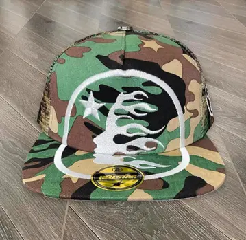 Hellstar Studios fitted hat 캡 M
