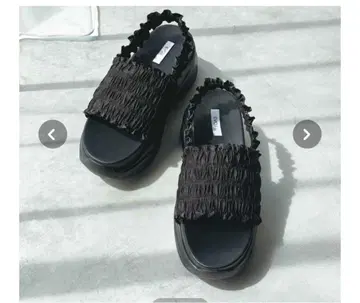 프릴이 달린 통굽 블랙 샌들