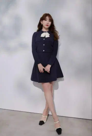 그녀의 입술을 장식한 프릴 리본 니트 재킷 세트