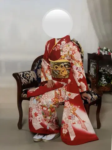 빨간색 꽃무늬 후리소데 기모노
