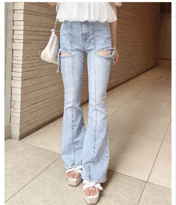 새상품 INGNI 사이드 리본 컷 아웃 플레어 데님 팬츠