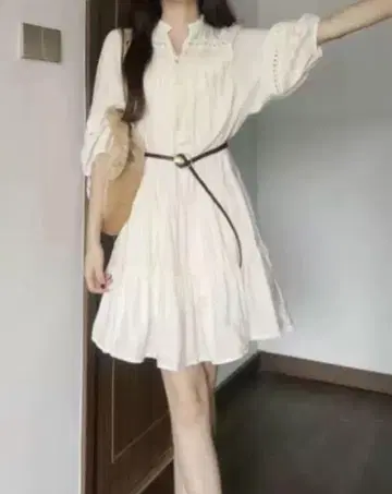 아이보리 프릴이 달린 A 라인 드레스