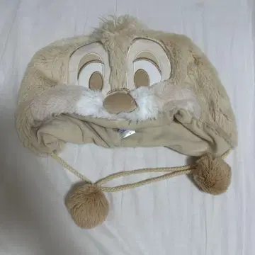 칩의 얼굴이 그려진 푹신한 모자