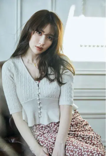 그녀의 입술과 크롭드 진주 카디건