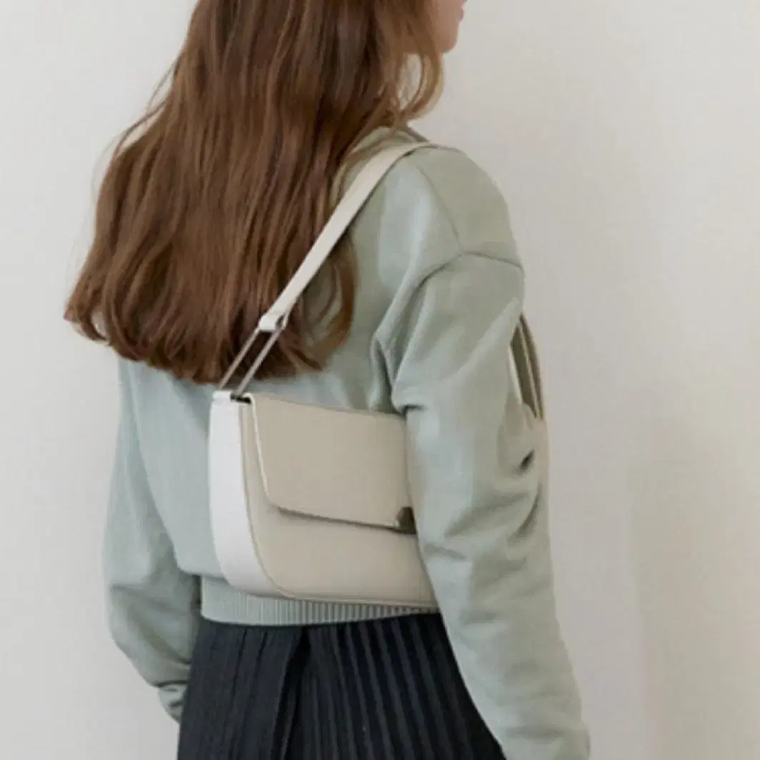【OSTKAKA】23SS Erik curve ivory / Black New Ostkaka Erik Curve Shoulder Bag Ivory on Bunjang Global
