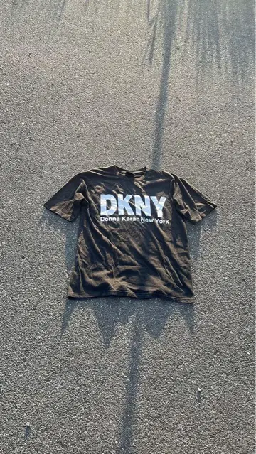 DKNY 블랙 티셔츠