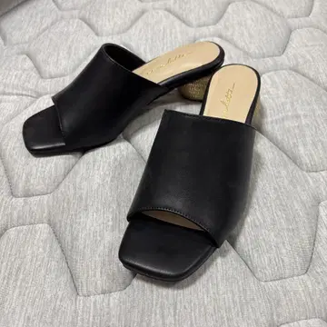블랙 뮬 심플한 디자인
