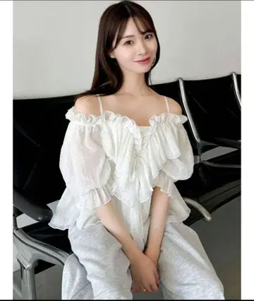 dazzlin 스퀘어 프릴 페플럼 블라우스