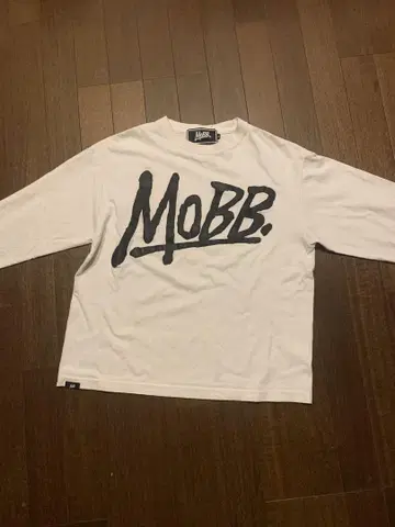 MOBB. 화이트 긴팔 티셔츠