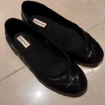HUNTER 블랙 플랫 슈즈