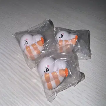문구와 함께 헤이, 어서 오세요! 스시 새우 문구 3개