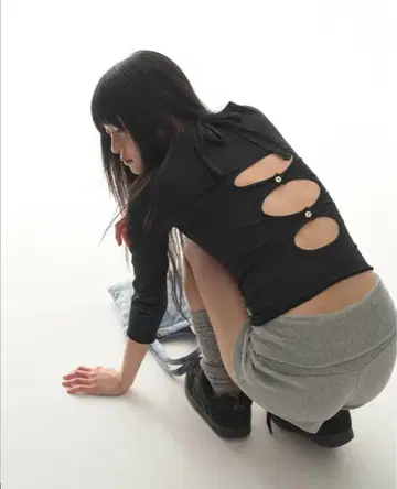coyseio 상의 BACK CIRCLE CAPRI SLEEVES