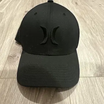 Hurley 블랙 플렉스 핏 캡 S-M