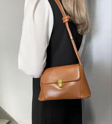 턴락이 달린 미니 숄더백 브라운