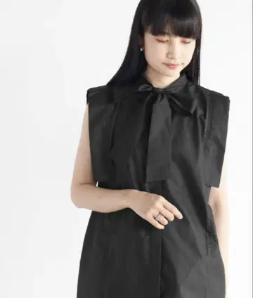 새상품급 라디에이트 보타이 블라우스 슬리브리스 블랙 M