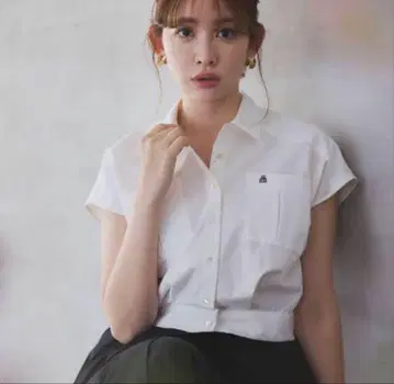 그녀의 입술과 Trois 로고가 장식된 크롭드 셔츠