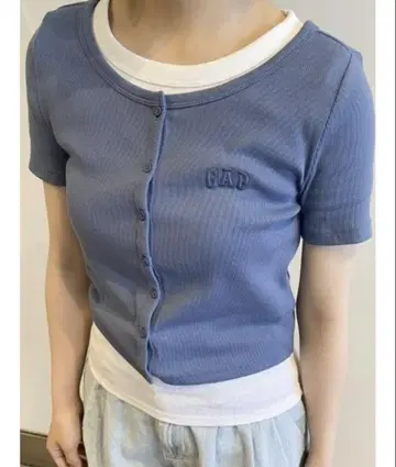 블루 버튼 크롭 탑 gap