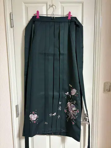 다크 그린 하카마 꽃 자수 졸업식