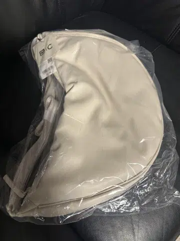 유니클로 C 가죽 터치 라운드 숄더백