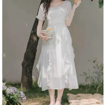프릴이 달린 화이트 롱 원피스