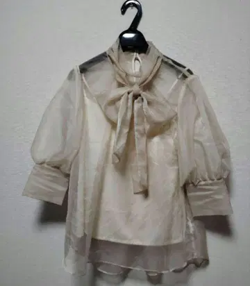 새상품급 릴리 브라운 시어 리본 블라우스