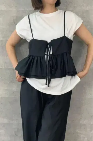 안나 켈리 프릴 블랙 뷔스티에