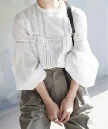 슬로브 이에나 매니 레이스 핀턱 블라우스