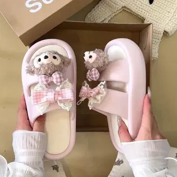 슬로우 스타일 봉제 인형이 달린 샌들