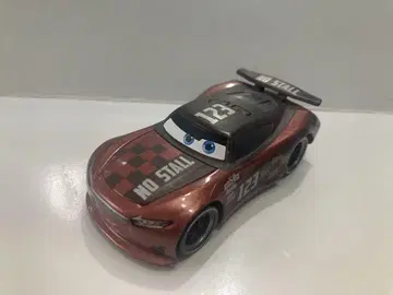 토미카 카즈 Jonas Carvers