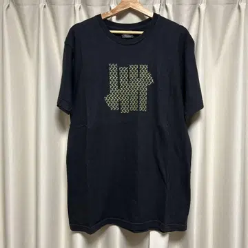 UNDEFEATED 블랙 티셔츠