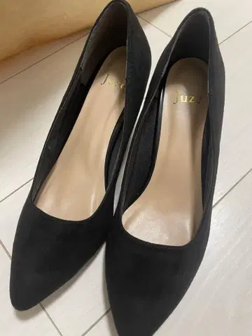 Juze 블랙 컬러 펌프스