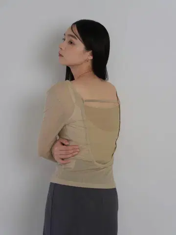지옹 백 오픈 시어 톱 베이지