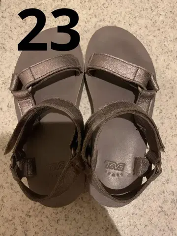 Teva 메탈릭 브라운 유니버셜 가죽